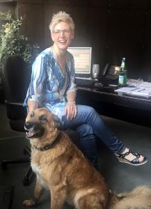 Astrid Drexhage, Geschäftsführerein bei Weber Data Service mit ihrem achtjährigen Schäferhundmischling Max