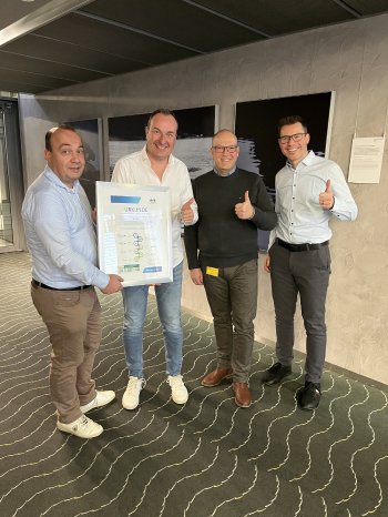 202503_AfB_social&greenIT_Pressefoto_neue_Wirkungsurkunde.jpeg