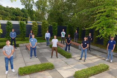 Die neuen Azubis der MC-Bauchemie halten beim traditionellen Gruppenbild vor dem Ausbildungs- und Trainingszentrum der MC-Bauchemie in Bottrop den obligatorischen Corona-bedingten Abstand.