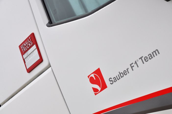 sauber_f1-team_renault_trucks_2014_4.jpg