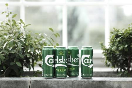 Das in Zusammenarbeit mit Carlsberg entwickelte Snap Pack verbindet Dosen mit Klebepunkten zu Gebinden von vier und sechs Dosen. Carlsberg erwartet durch den Verzicht auf Schrumpfverpackungen bei den beiden Gebinden eine Kunststoffeinsparung von bis zu 76 Prozent. (Quelle: Carlsberg)