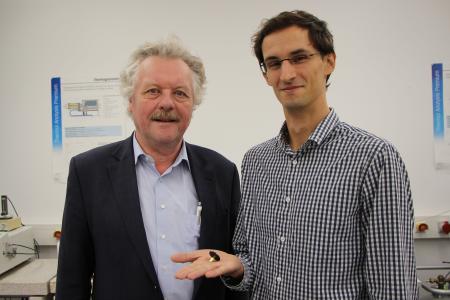 Prof. Dr. Achim Frick (l) und Marcel Spadaro, M.Sc., forschen an Möglichkeiten, die Lebensdauer von Batterien zu verlängern / Fotohinweis: © Hochschule Aalen / Gaby Keil