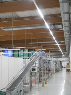 Im laufenden Betrieb konnten die rund 1.300 Meter LED-Lichtband installiert werden. So war die Lieferfähigkeit der gelagerten Medikamente jederzeit gesichert / Foto: Emslicht