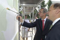 Staatssekretär Hartmut Schauerte (BMWi) nutzte beim „Innovationstag Mittelstand“ die Gelegenheit, das Nespri-TEC-System zum nebelfreien Spritzen von Fassaden und Innenflächen in der Praxis zu testen. Im Bild (vorne): Dr. Stefan Kairies (Caparol).