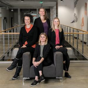 Die Mitarbeiterinnen des Welcome Centers Heilbronn-Franken (stehend: Marlene Neumann, Projektleiterin; v.l.n.r. die Projektmitarbeiterinnen Sandra Villaverde-Santos, Julia Heinnickel und Elena Wormer) / Foto: Wirtschaftsregion Heilbronn-Franken GmbH
