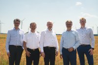 Frederik Giessing, Geschäftsführer 450connect, Ulrich Reineke, Leiter Landeskommando Mecklenburg-Vorpommern und Christian Pegel, Minister für Inneres, Bau und Digitalisierung Mecklenburg-Vorpommern nahmen gemeinsam mit Thomas Murche, technischer Vorstand der WEMAG sowie Tim Stieger, technischer Geschäftsführer der WEMAG Netz GmbH (v.l.n.r.) das 450-MHz-Netz der WEMAG Netz GmbH im Windpark Sülte 1 feierlich in Betrieb Frederik Giessing, Geschäftsführer 450connect, Ulrich Reineke, Leiter Landeskommando Mecklenburg-Vorpommern und Christian Pegel, Minister für Inneres, Bau und Digitalisierung Mecklenburg-Vorpommern nahmen gemeinsam mit Thomas Murche, technischer Vorstand der WEMAG sowie Tim Stieger, technischer Geschäftsführer der WEMAG Netz GmbH (v.l.n.r.) das 450-MHz-Netz der WEMAG Netz GmbH im Windpark Sülte 1 feierlich in Betrieb