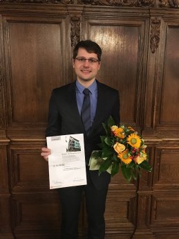 Dr. Jan Höcker erhält den Bremer Studienpreis 2017.png