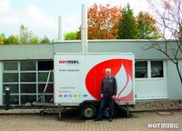 Alois Stadler, einer der beiden Inhaber und Geschäftsführer der Wölpper GmbH, nutzen die mobile Heizzentrale nicht nur als Übergangslösung für die Warmwasservorsorgung sondern auch als wirkungsvollen Schutz vor Legionellenbefall