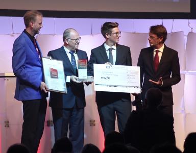 v. l. n. r.: Prof. Dr. Michael Rethmeier (Bundesanstalt für Materialforschung und –prüfung (BAM)), Robert Stöckl (Vorstand Vertrieb der EWM AG), Alexander Atzberger (Gewinner des EWM-Awards), Rudi Cerne (Moderator)