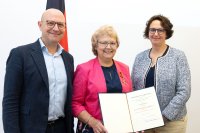 Bundesverdienstkreuz für Theresia Urbons aus Burgdorf: Erster Regionsrat Jens Palandt (v.l.n.r.), Theresia Urbons und Andrea Buhndorf, erste stellvertretende Bürgermeisterin der Stadt Burgdorf, bei der Ordensaushändigung