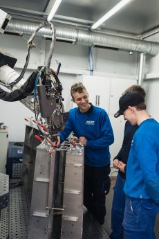 Tobias Melches erklärt den Auszubildenden den Laserschweiß-Roboter_2.jpg