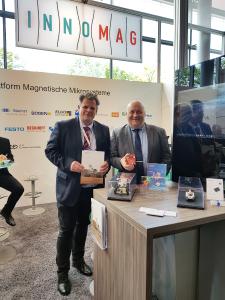 Stephan Grüger (MdL) links im Bild im Gepräch mit Dr. Rolf Slatter von Sensitec