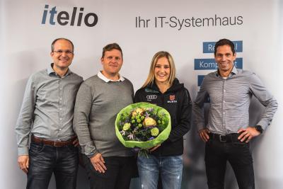 itelio-Geschäftsführer Peter und Tobias Kurz, Weltcup-Biathletin Anna Weidel sowie itelio-Geschäftsführer Ingemar Mayr nach der Vertragsunterzeichnung.