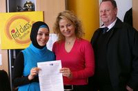Der künftige Ausbildungsvertrag winkt – Praktikantin Merve Arslan (li.)., mit Chefin Dilek Katmerlikaya und IHK-Ausbildungsplatzwerber Uwe Tobinnis-Gera