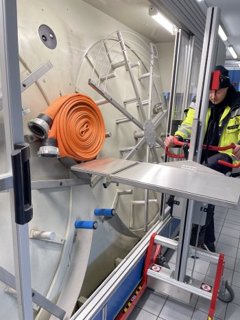 PRONOMIC_Feuerwehr_Hebelift_ergonomisches Schlauchhandling_Feuerwehrmann_Hebelift mit ausklappba.jpg