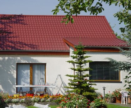 Optisch ist ein Luxmetalldachdach kaum von einem herkömmlichen Dach zu unterscheiden  .JPG