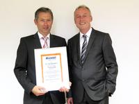 Klaus Beckonert (re.), Geschäftsführer der GREIWING logistics for you GmbH, ehrt Standortleiter Thomas Reil zu seinem 25-jährigen Dienstjubiläum in Weiden