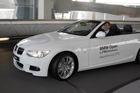 Patrik Kühnen (Turnierdirektor BMW Open) am Steuer des Fahrzeuges für den BMW Open Gewinner, BMW 325i; daneben Karsten Engel, Leiter Vertrieb Deutschland der BMW Group