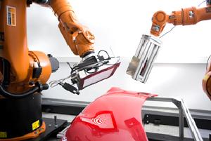 Zwei kooperierende Roboter inspizieren beliebig geformte, spiegelnde Oberflächen.