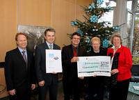 3M ESPE - Spende für krebskranke Kinder anstatt Weihnachtsgeschenke. Bei der Scheckübergabe (v.l.n.r.): Bernhard Schmölz, Leiter Rechnungswesen, Bernd Betzold, Presse- und Öffentlichkeitsarbeit, Dr. Rainer Guggenberger, Vorstand Forschung & Entwicklung, Wolfram Gum, Bürgermeister der Gemeinde Seefeld, der den Scheck stellvertretend für die Deutsche KinderKrebshilfe in Empfang nahm, Dr. Petra Schneider, Standortleiterin 3M ESPE - Spende für krebskranke Kinder anstatt Weihnachtsgeschenke. Bei der Scheckübergabe (v.l.n.r.): Bernhard Schmölz, Leiter Rechnungswesen, Bernd Betzold, Presse- und Öffentlichkeitsarbeit, Dr. Rainer Guggenberger, Vorstand Forschung & Entwicklung, Wolfram Gum, Bürgermeister der Gemeinde Seefeld, der den Scheck stellvertretend für die Deutsche KinderKrebshilfe in Empfang nahm, Dr. Petra Schneider, Standortleiterin