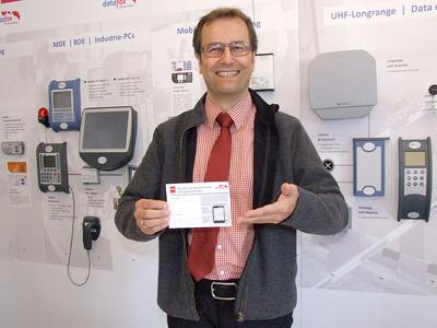 Der Gewinner des CeBIT Gewinnspiels wurde von Peter Hengstler, Geschäftsführer der Firma phg, gezogen.