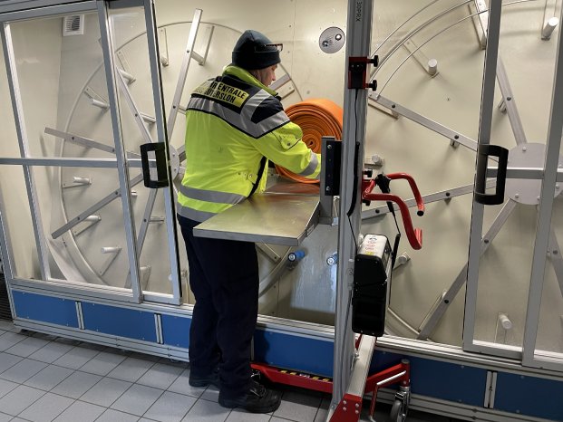 PRONOMIC_Feuerwehr_Hebelift_ergonomisches Schlauchhandling_Feuerwehrmann_Schwerer Schlauch leich.jpg