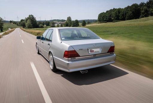 KW_V3_Klassik_Mercedes-Benz_W140_S-Klasse_Fahraufnahme_002.jpg