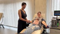 Die Patientin Claudia Will ist seit einigen Jahren auf Medikamente angewiesen, die aus Blutplasma-Spenden gewonnen werden. Zur IPAW ist sie zu Gast in Spendezentren der Octapharma Plasma wie in Köpenick. Dort berichtet sie gegenüber SpenderInnen wie Mandy Schorn von ihrer Lebensgeschichte. Ihr Ziel: dass noch mehr Menschen zur Plasmaspende gehen als bisher.