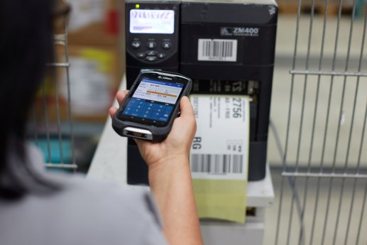 04-S&P-Labeldruck-mit-MDE-Gerät-bei-NKD.jpg