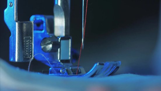nähmaschine-nadel-faden-detail.webp