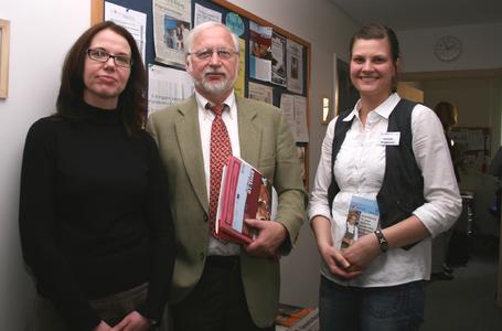 Stellten in der Beratungsstelle von Pro Beruf in Hannover die Zahlen 2009 und die Arbeit des Projekts PACE vor:Projektkoordinatorin Anja Krause von der Region Hannover,Horst Karrasch,GF der JobCenter Region Hannover,und Chr.Ringkewitz(PACE)