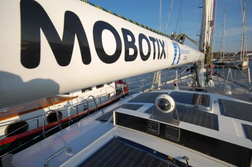 sail2horizons_Mobotix-Logo am Baum.JPG