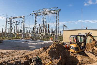 Im Umspannwerk Lübz läuft derzeit auch die Montage des Fundamentes für den neuen Transformator / Foto: WEMAG/Rudolph-Kramer