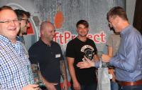 Geweinner der X4 Challenge Dirk Detmer GF der SoftProject GmbH übergibt die Preise