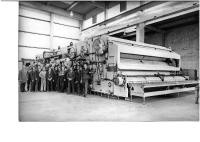 Despite extremely hefty international competition in 1971 Holstein & Kappert was awarded a contract by Asahi, the second-largest brewery in Japan, for three Omega Super DE double-end bottle washers – the biggest that Holstein & Kappert had built to date. In the photo the team in Dortmund proudly presents the machinery.