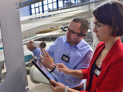 Unternehmen der Textilbranche gehen die Herausforderung „Digitalisierung“ aktiv an. Unterstützung erhalten sie im Mittelstand 4.0-Kompetenzzentrum Textil vernetzt, Fotos: STFI / Wolfgang Schmidt