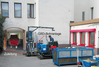Bohrpunkt und Hofeinfahrt mit Absetzcontainer. Die rote Linie stellt die Zuleitung zur Wärmepumpe dar