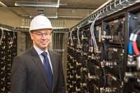 Thomas Pätzold, Technischer Vorstand der WEMAG, im WEMAG-Batteriekraftwerk. Foto: WEMAG/Stephan Rudolph-Kramer