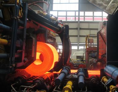 In der dornlosen Coilbox wird das Vorband zu einem Coil aufgewickelt. Die Temperaturverluste der inneren Windungen sind besonders gering