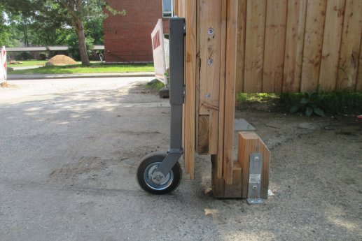 ACE GS Jorkisch-Holztor mit Rollen-Detail.jpg