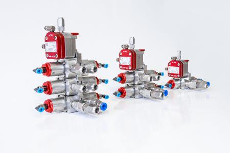 ASIS Materialdruckregler mit modularem Farbwechsler und Nadelventilen.