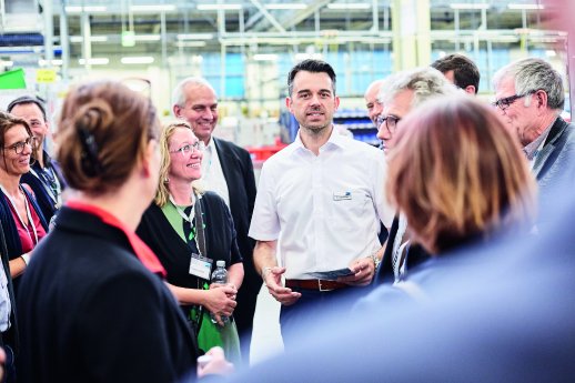 Produktionsleiter Christoph Homburger führt Besucher durch die Werkshallen.jpg