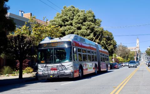 An Xcelsior XT60 IMC electric bus on service in San Francisco | © Klaus P. Canavan