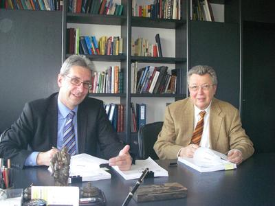 Dr. Reinhold Festge (Geschäftsführender Gesellschafter von HAVER & BOECKER) und Michael Vennebusch (Geschäftsbereichsleiter Chemie) bei der Unterzeichnung des Vertrages zur Lieferung der beiden ersten FFS-Automaten nebst Palettieranlagen für Saudi-Arabien