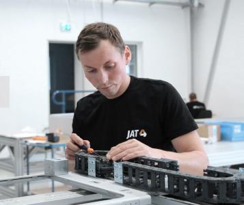 JAT Mitarbeiter bei der Montage eines Antriebssystems