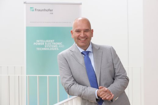 Pressefoto_FraunhoferIISB-Prof-Joerg-Schulze_2021_30x20cm-300dpi.jpg