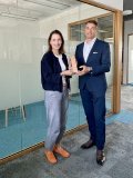 Top Arbeitgeber TÜV SÜD: Patrick Fruth (r.), CEO Division Mobility, und Bettina Niedermeier, Leiterin Personalentwicklung Division Mobility. freuen sich über den TopCareer AWARD.