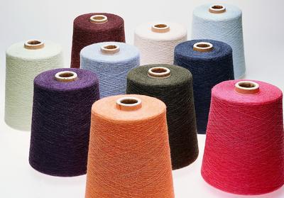 Das umfangreiche Garnsortiment umfasst sowohl Garne mehrerer Qualitäten wie beispielsweise Baumwolle in Reinform als auch unterschiedlichste Qualitäts- und Farbmischungen. ©Zhejiang Huafu Melange Yarn Co., Ltd