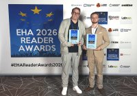 Patrick Vogel und Hannes Meinhard präsentieren stolz die Auszeichnungen.