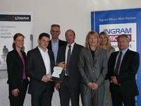 V.l.n.r.: Nikola v. d. Marwitz, Business Group Manager Ingram Micro, Florian Beis, Product Manager Ingram Micro, Leonhard Bauer, Teamleader Purchasing Mobile Group Ingram Micro, Christian Marhöfer, Regional Director DACH bei Kingston, Heike Rönnicke, Senior Manager Purchasing Ingram Micro, Veronika Freundl, Channel Marketing DACH Kingston, und Horst Süßbier, Business Development Manager Distribution D/A bei Kingston V.l.n.r.: Nikola v. d. Marwitz, Business Group Manager Ingram Micro, Florian Beis, Product Manager Ingram Micro, Leonhard Bauer, Teamleader Purchasing Mobile Group Ingram Micro, Christian Marhöfer, Regional Director DACH bei Kingston, Heike Rönnicke, Senior Manager Purchasing Ingram Micro, Veronika Freundl, Channel Marketing DACH Kingston, und Horst Süßbier, Business Development Manager Distribution D/A bei Kingston
